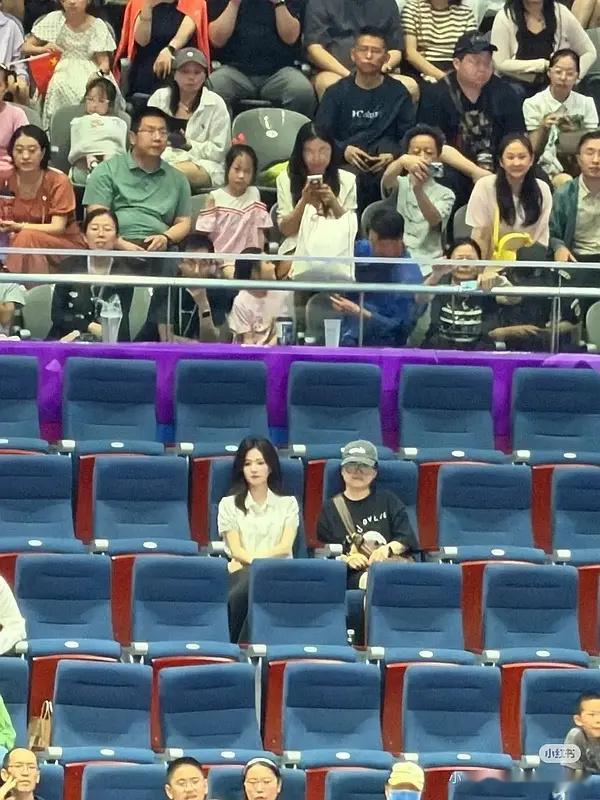 讲实话之前明星空降赛事现场好像都是跟路人坐一起的吧… 