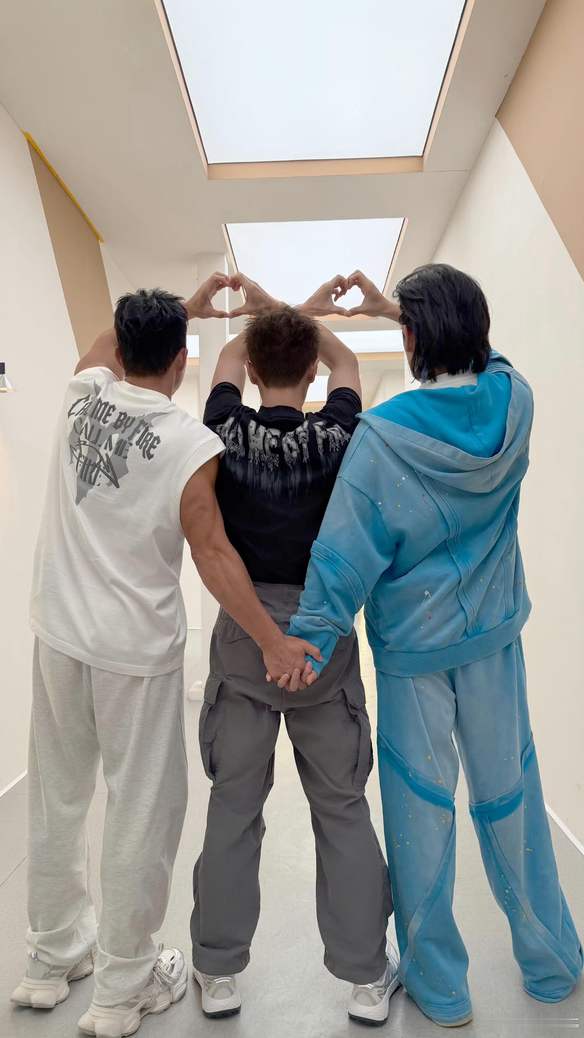 曹骏耳返没声音直播全开麦本来就够刺激了，曹骏组《要你管》还全程耳返没声，听不到伴