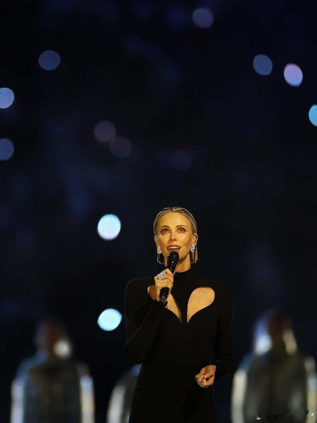 冬奥会时尚图鉴 米兰冬奥开幕式，圣西罗球场化作意式高定殿堂。Charlize T