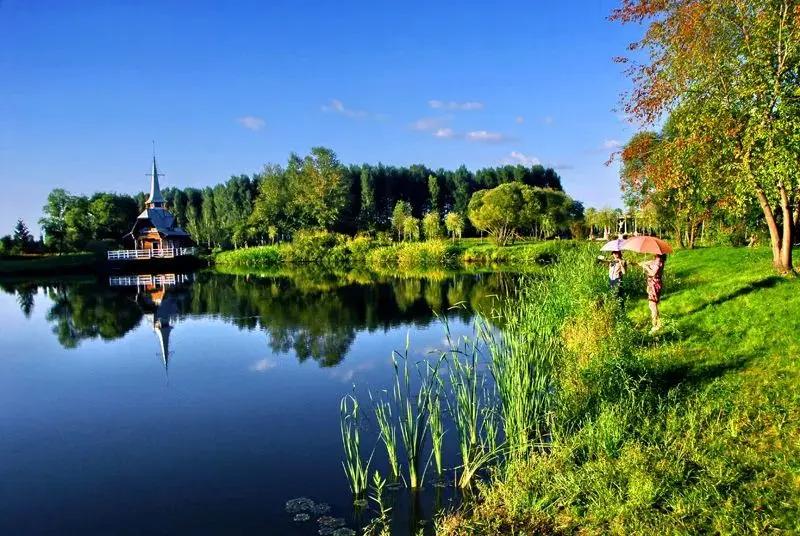 哈尔滨的夏天，最适合避暑，湿地文化的风景非常漂亮，（各种的旅游景点让你流连忘返）