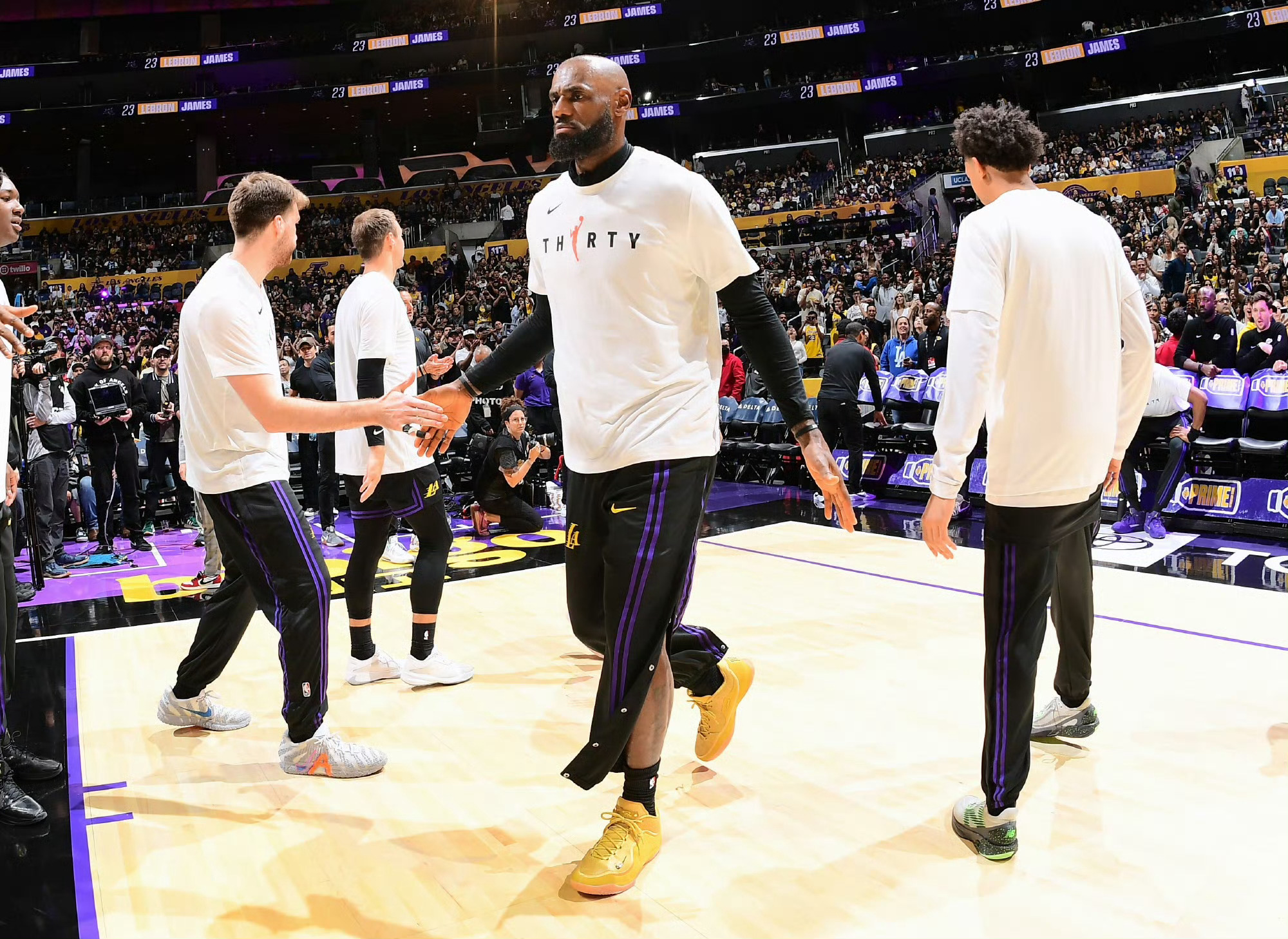 卧槽！詹姆斯今天出战爵士！ 