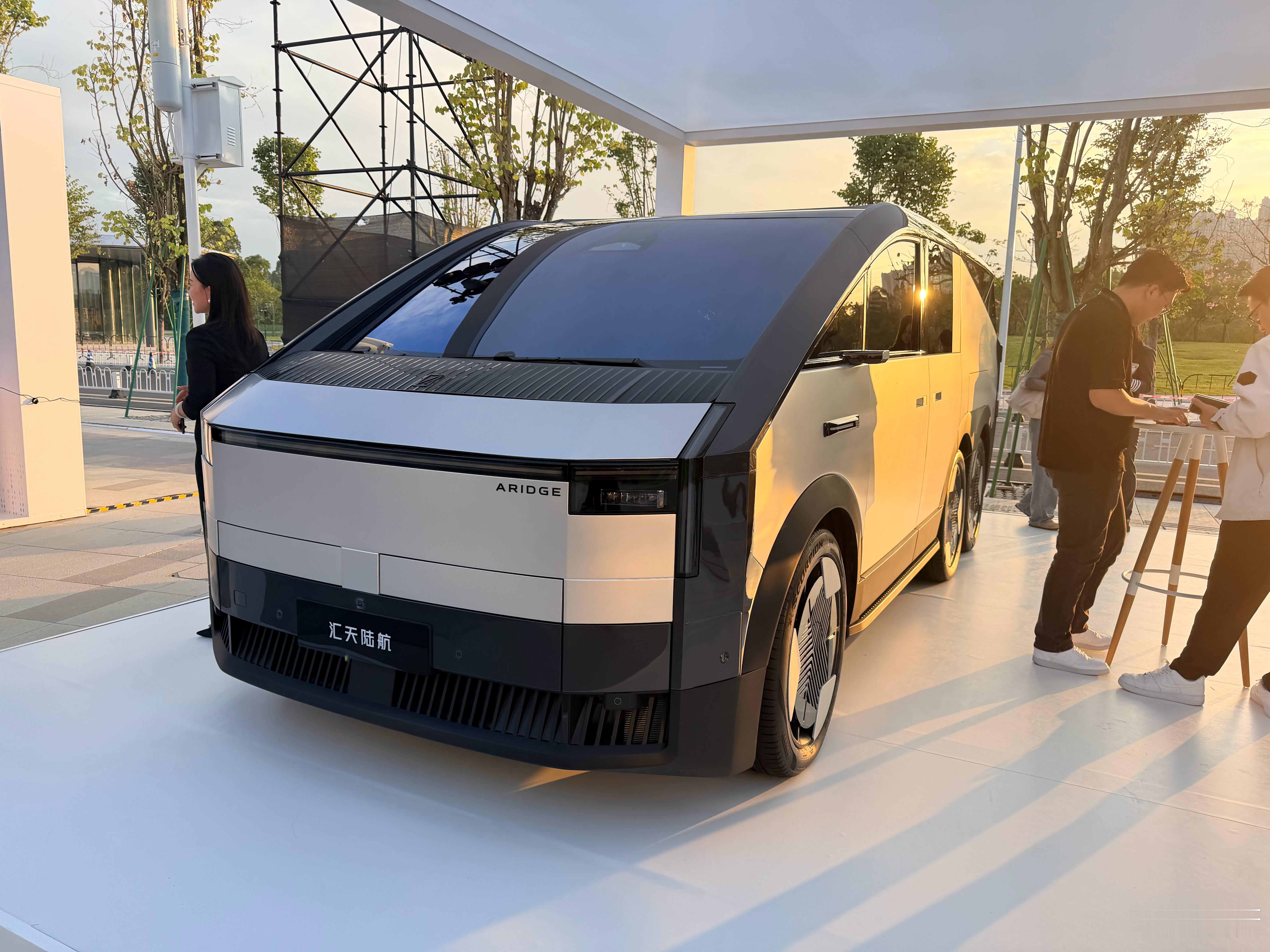 小鹏这次展的“陆地航母”不再是模型而是真车，有个细节，小鹏的X换成了汇天的log