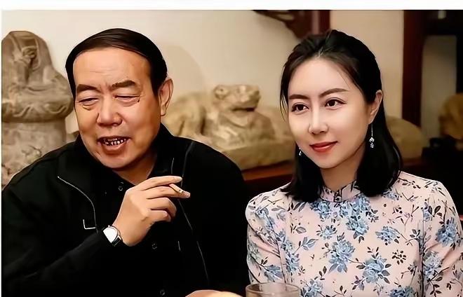 著名作家贾平凹的女儿，贾浅浅，文凭被撤销了，人被学校开除了。
这个事情不是一天两
