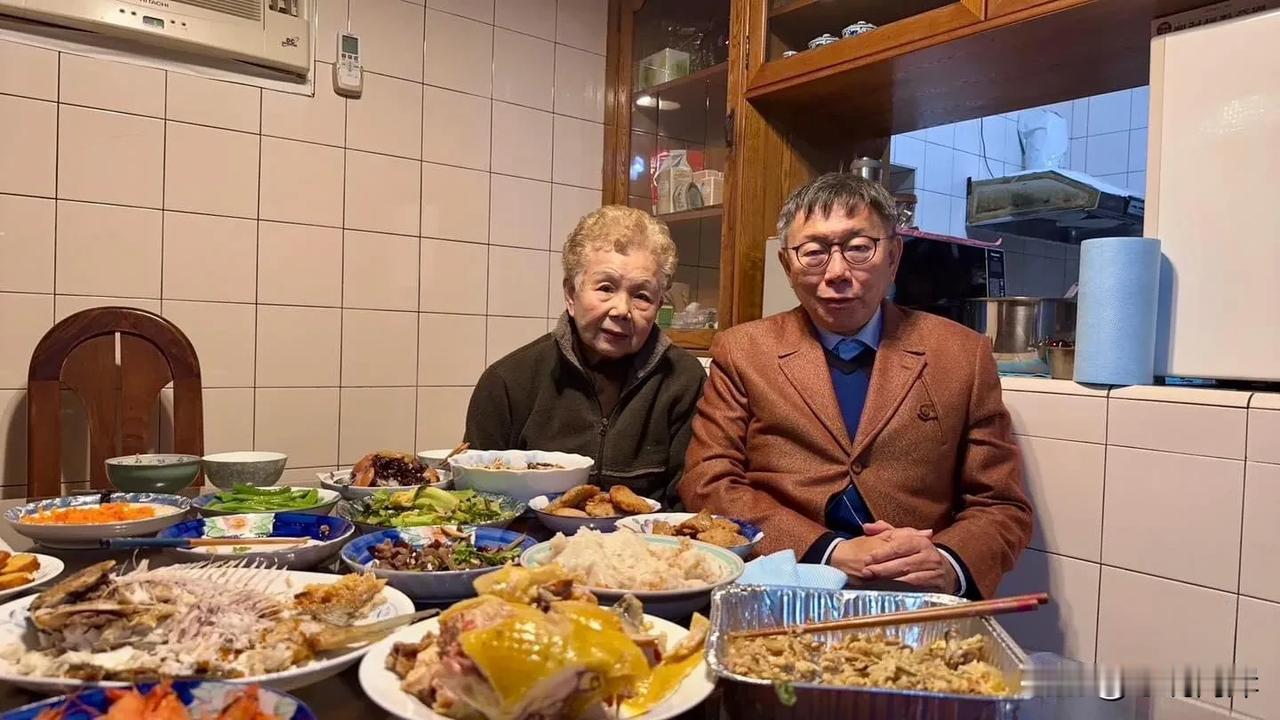 台湾民众党主席柯文哲家的除夕年夜饭上来了，他家的规矩是素菜拜完祖先后先上桌，接着