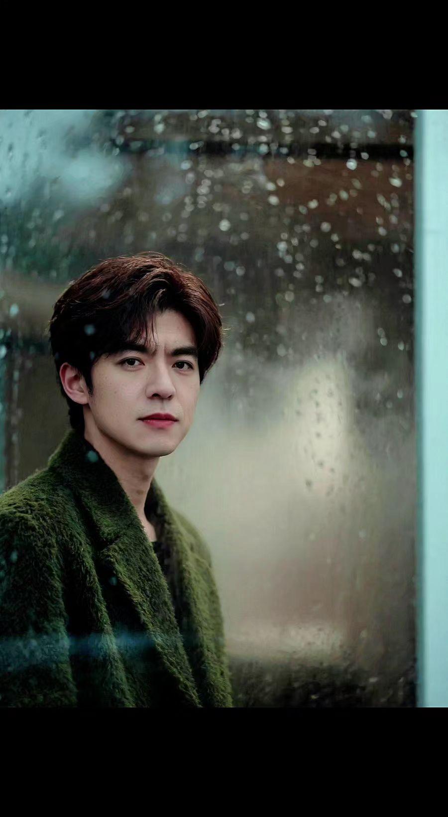 🌧️雨幕是天然滤镜，把心事洇成雾。他站在窗后，像幅未干的油画🎨。孤独是无声的