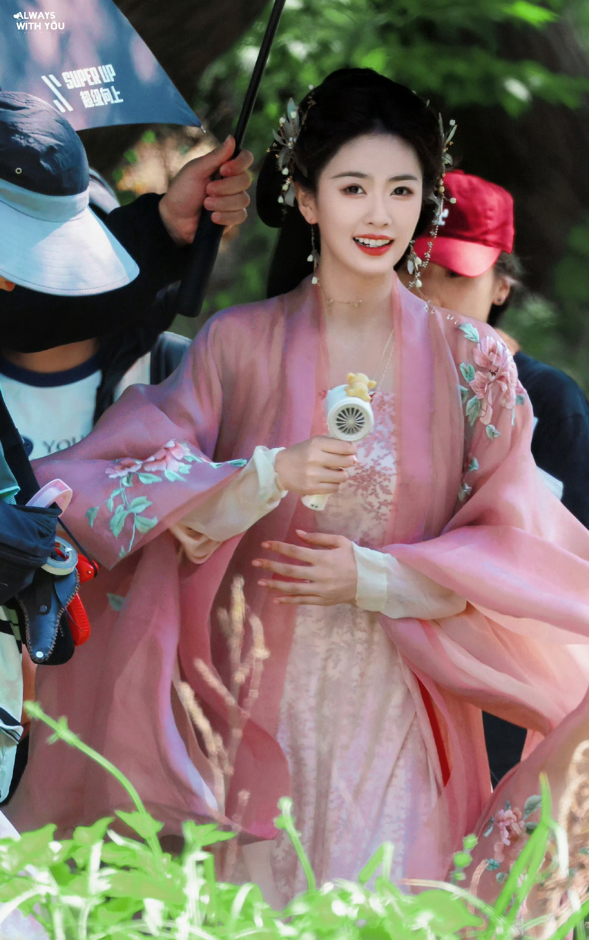 #白鹿李青月粉衣路透# 白鹿站姐拍的李青月  ​粉粉嫩嫩的李青月，好美[哆啦A梦