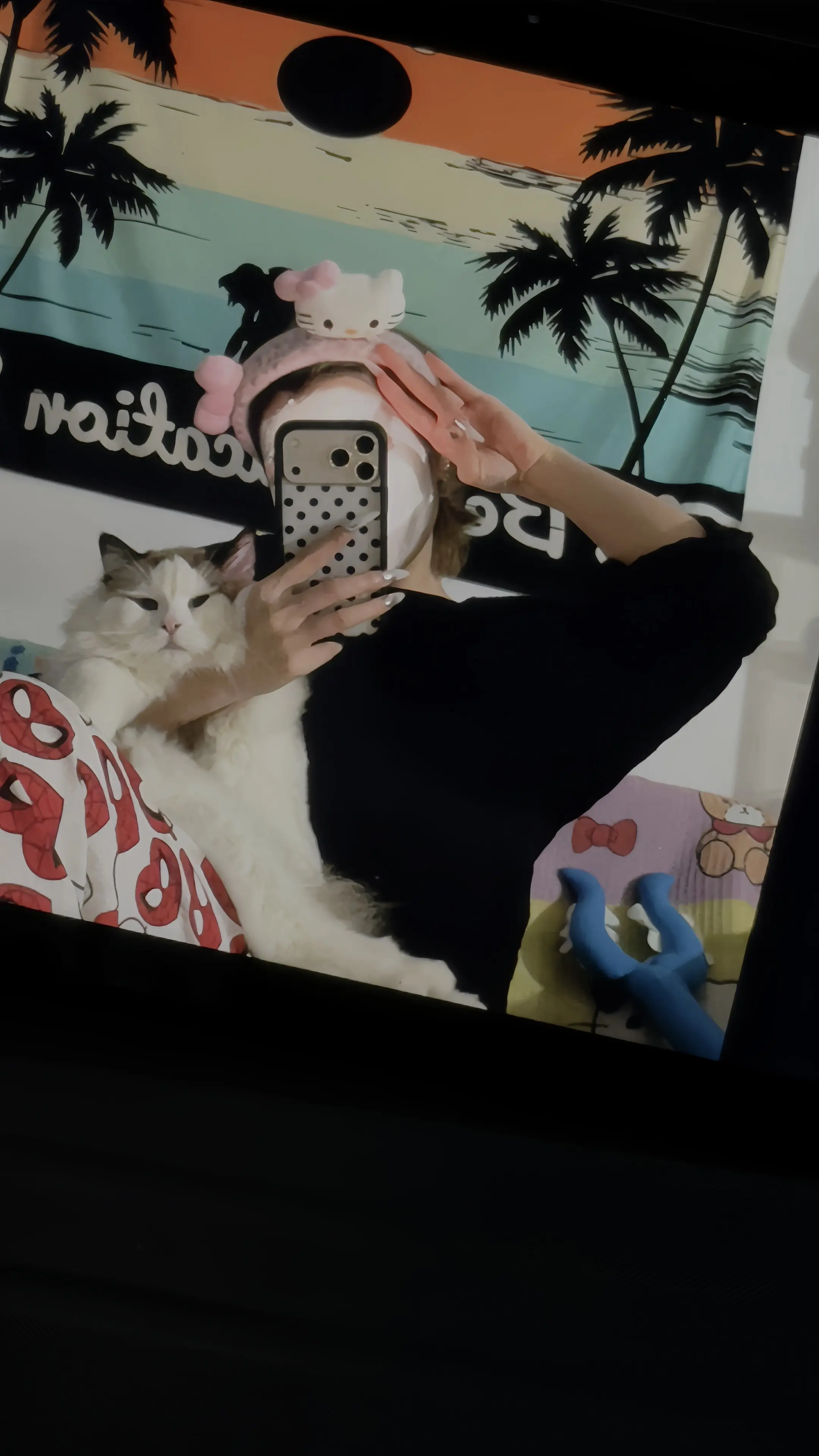 她是不太合群的那类人。