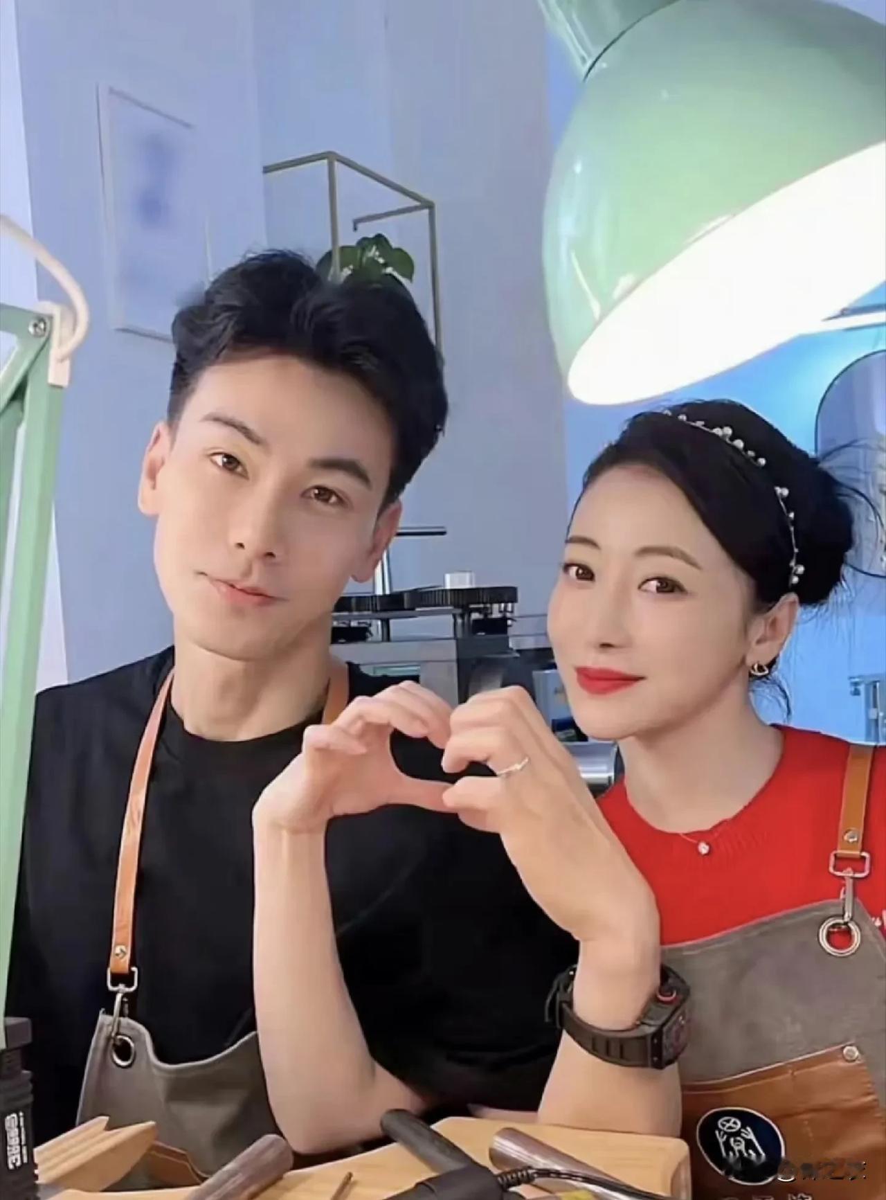 我一直以为陈紫函和戴向宇很恩爱呢，结果他们俩的婚姻也是一地鸡毛，因为女的上节目趁