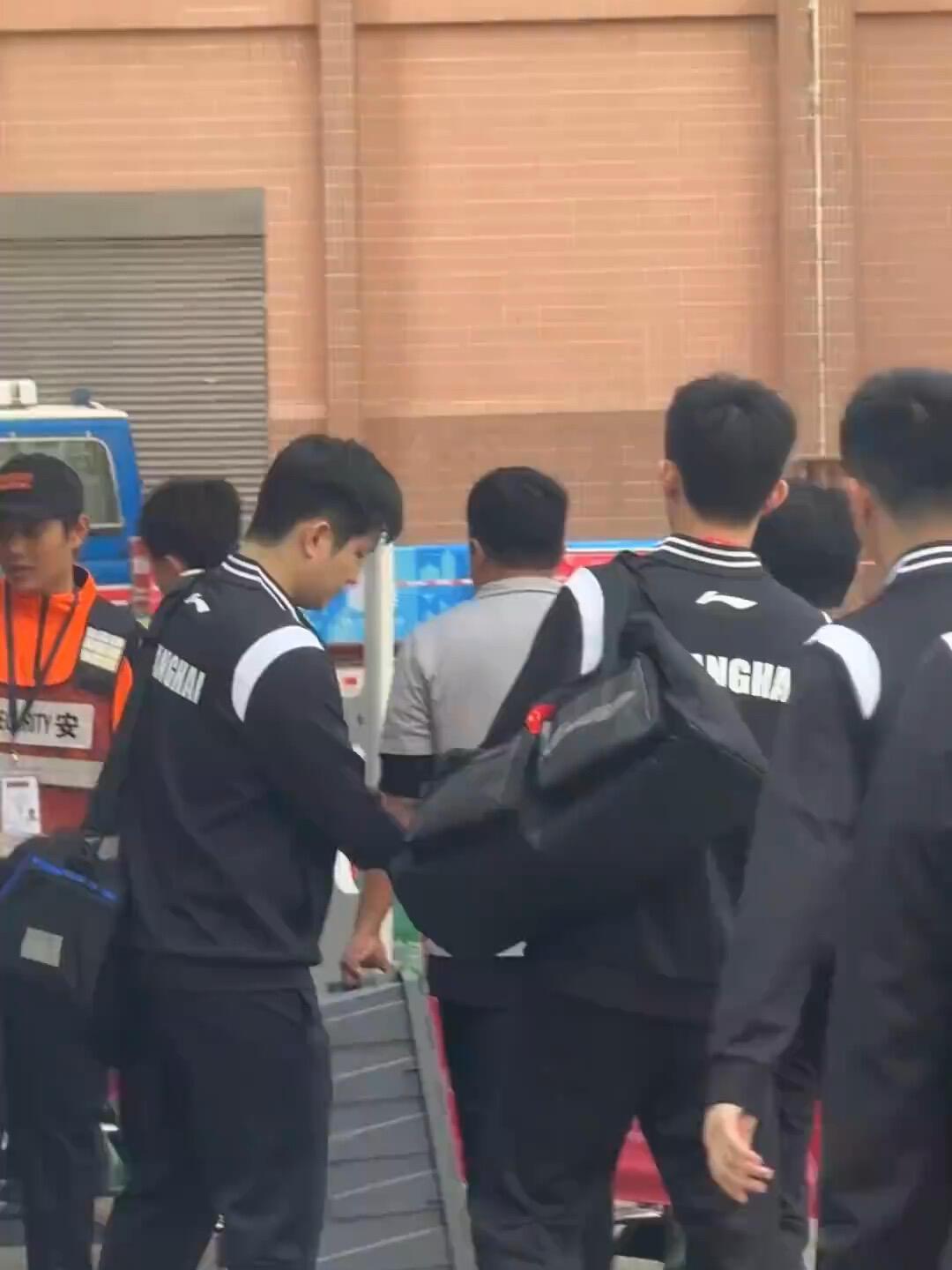 孩子真瘦了，上海的队服很好看，黑色的百搭，更何况五彩六色的都可以撑起来！
今天下