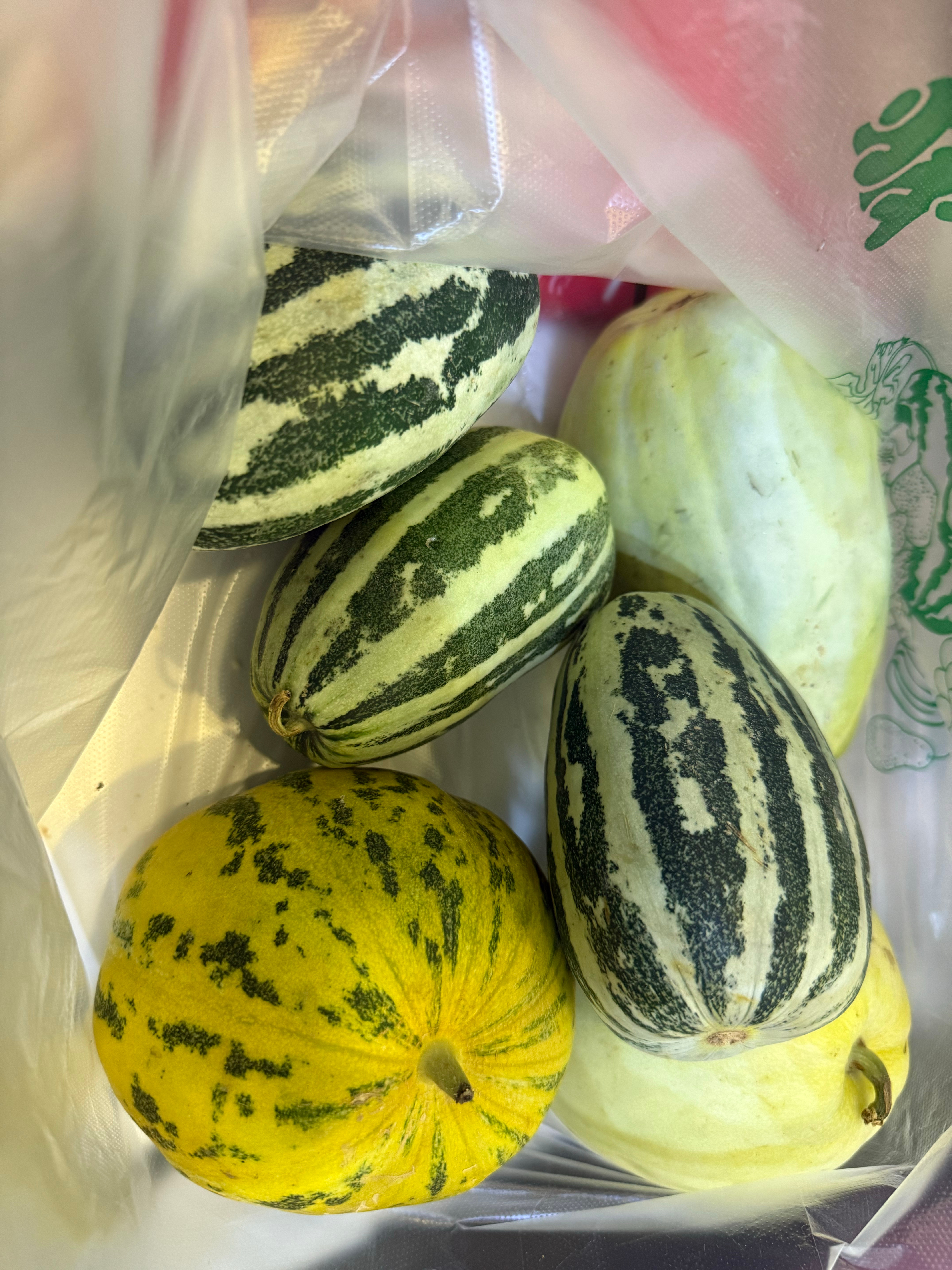 家里有个物价调查员，我妈。     方圆500米的超市，菜场、小店的菜价水果价，