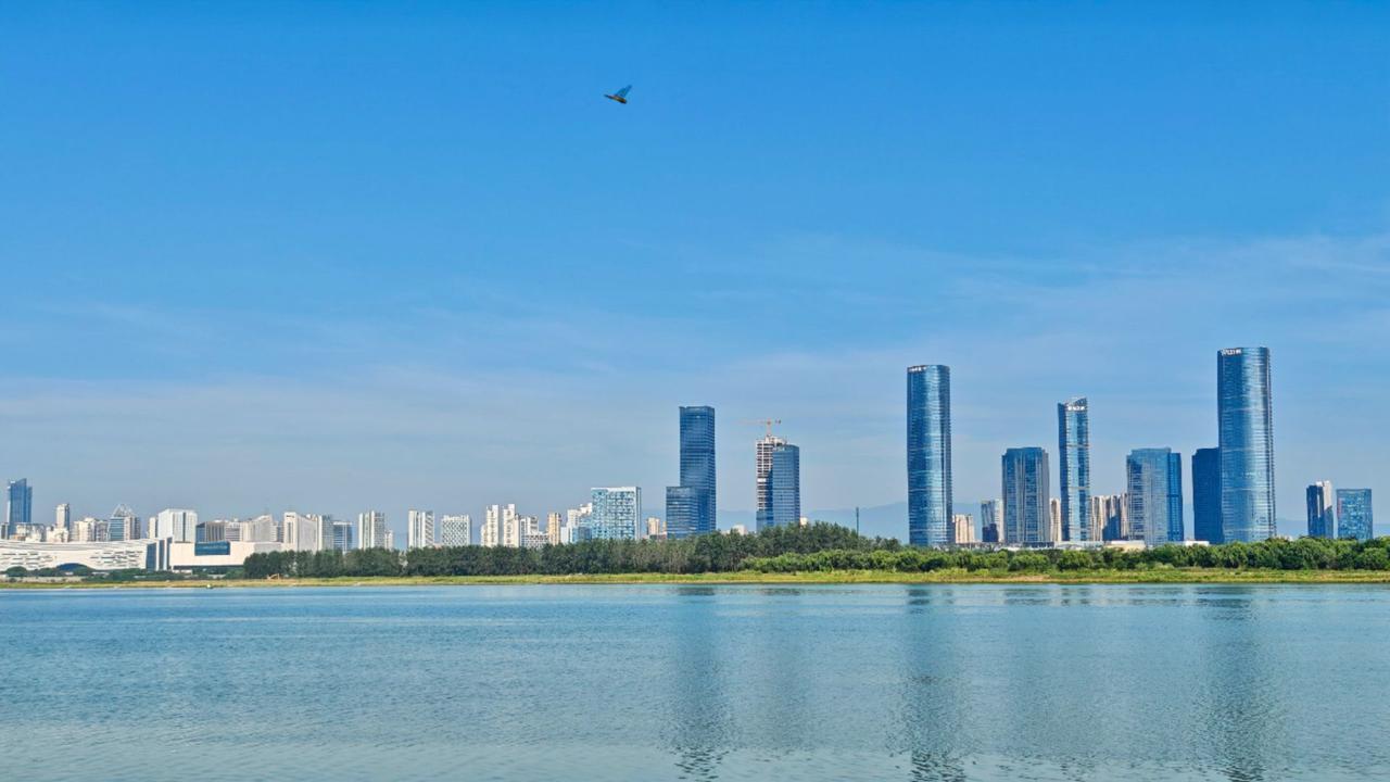 爱南昌！
最爱南昌的这一江春水向东流！
赣江穿城而过，南昌一江两岸的城市格局，不