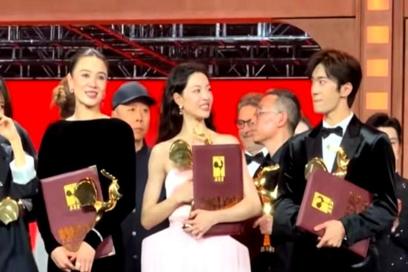 站位引发争议其实反映了公众对娱乐圈“公平”的渴望。

有一场活动，孙千站在后排，