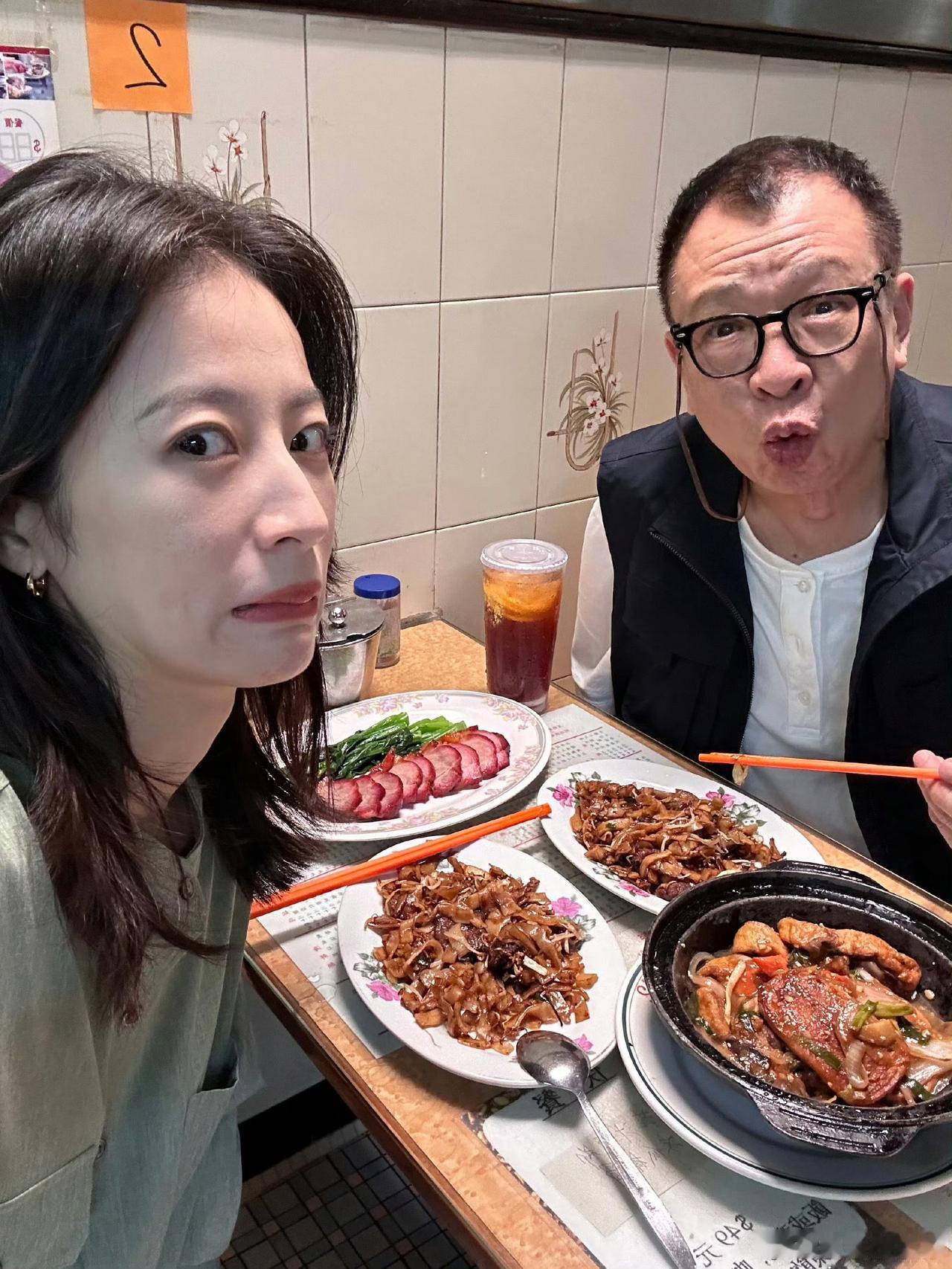 不止很多香港艺人在悼念许绍雄，很多跟他合作过的内地艺人也有发文悼念。

周雨彤发