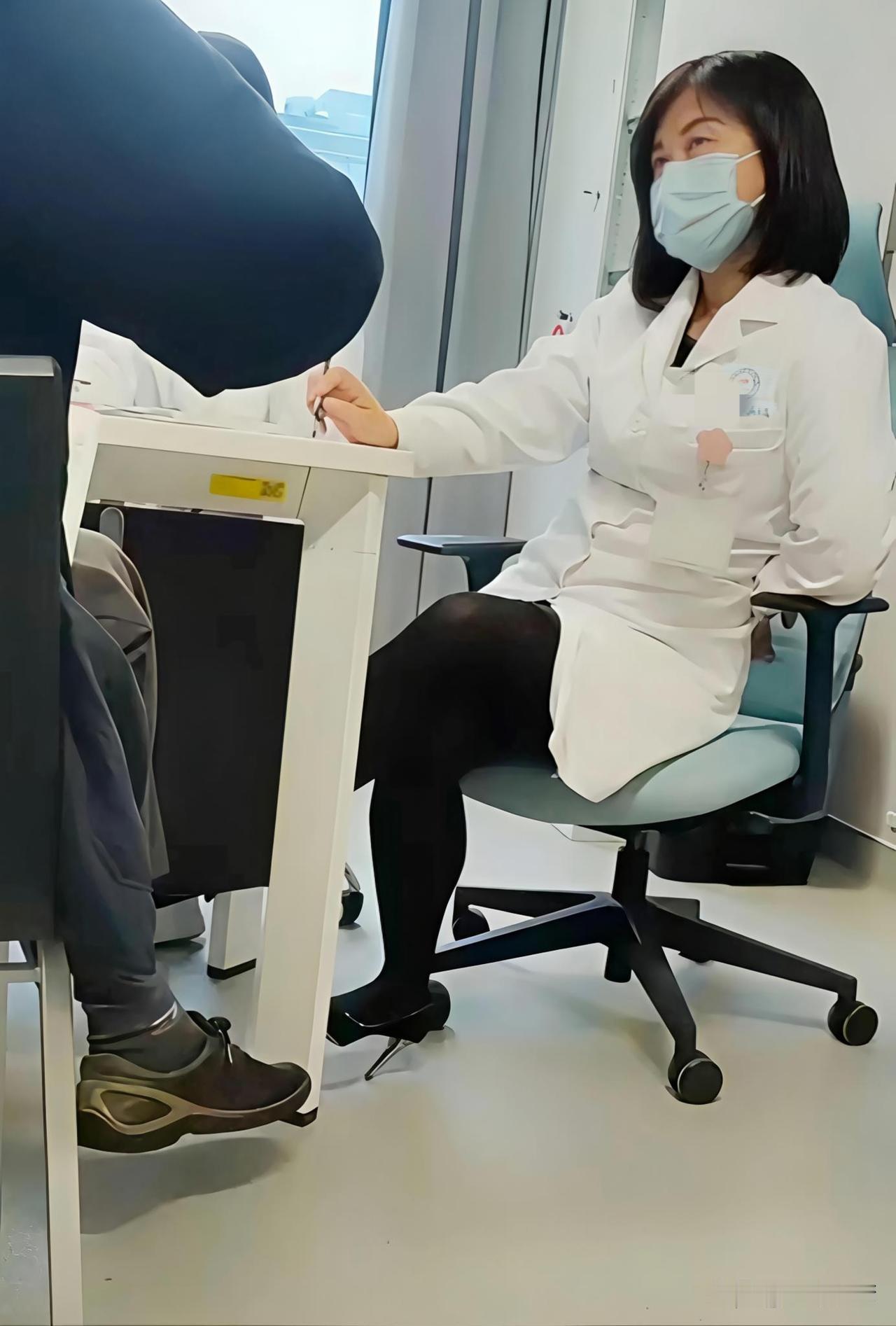 看男科，遇上如此知性温柔的大夫，病情瞬间好了一大半。[大笑]