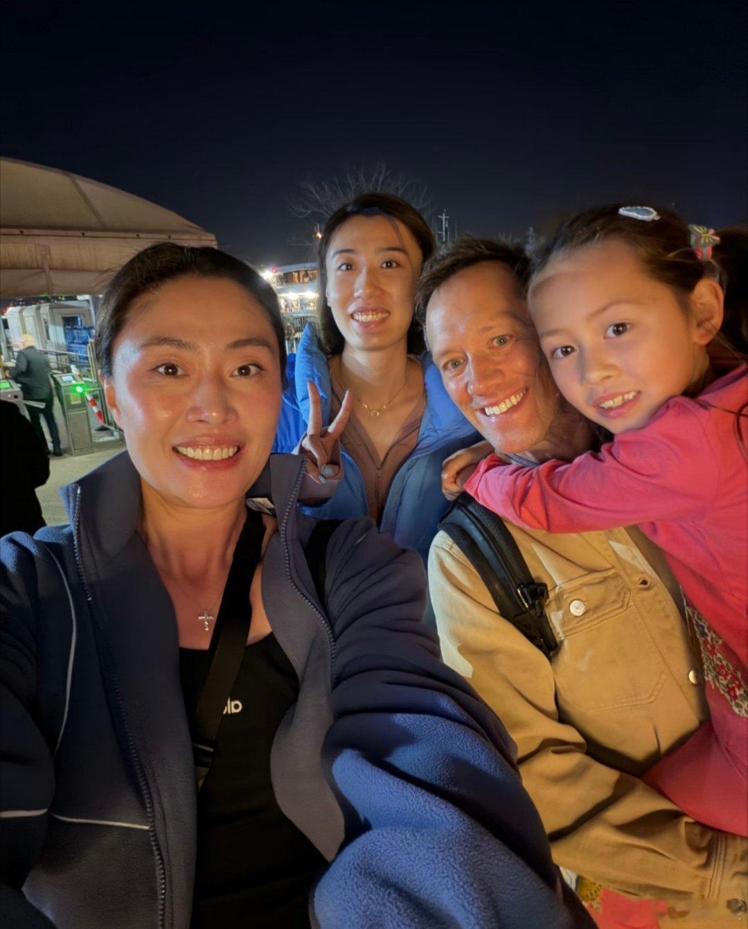 世界女排新闻资讯 马大姐一家和王媛媛偶遇 