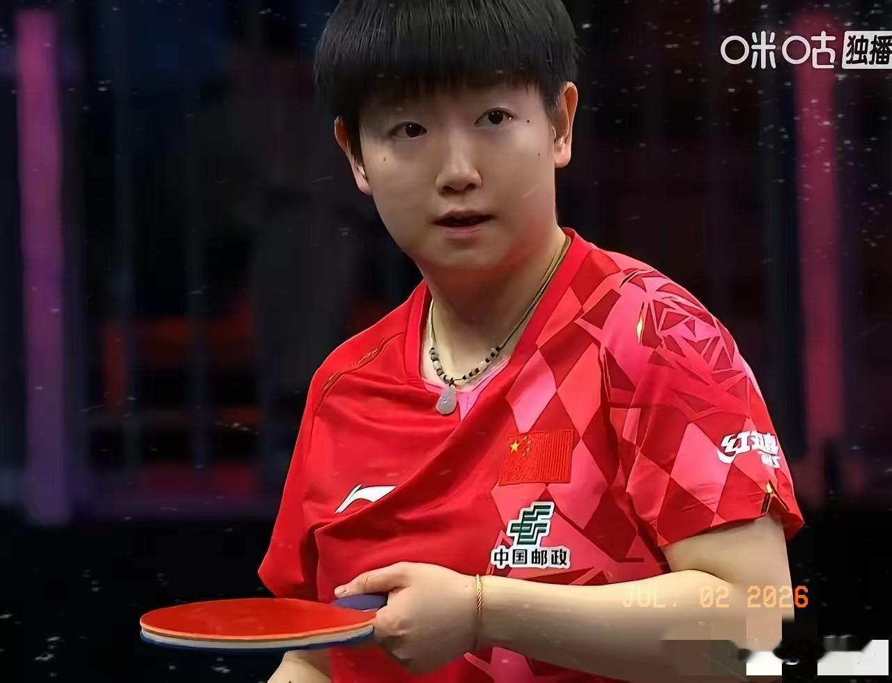 莎莎比赛3-0大胜对手，结束比赛后，满场观众都在给她欢呼，莎莎转身准备离开场地时