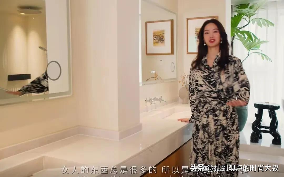 演员杨采钰爆自家北京大平层豪宅，豪宅不算什么？据说墙上的画就值一个亿，中国的演员