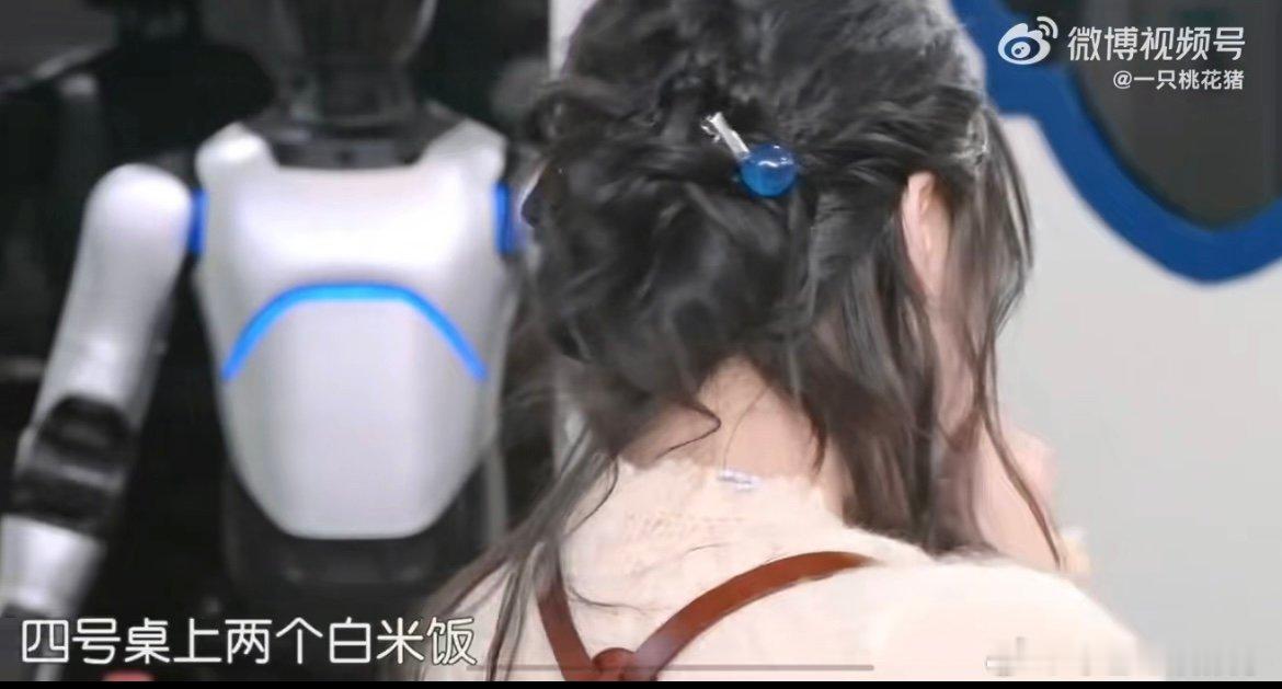 沈月忙得像个小陀螺中餐厅名场面 谁看《中餐厅》不夸沈月能干？两层楼的餐厅里，她忙
