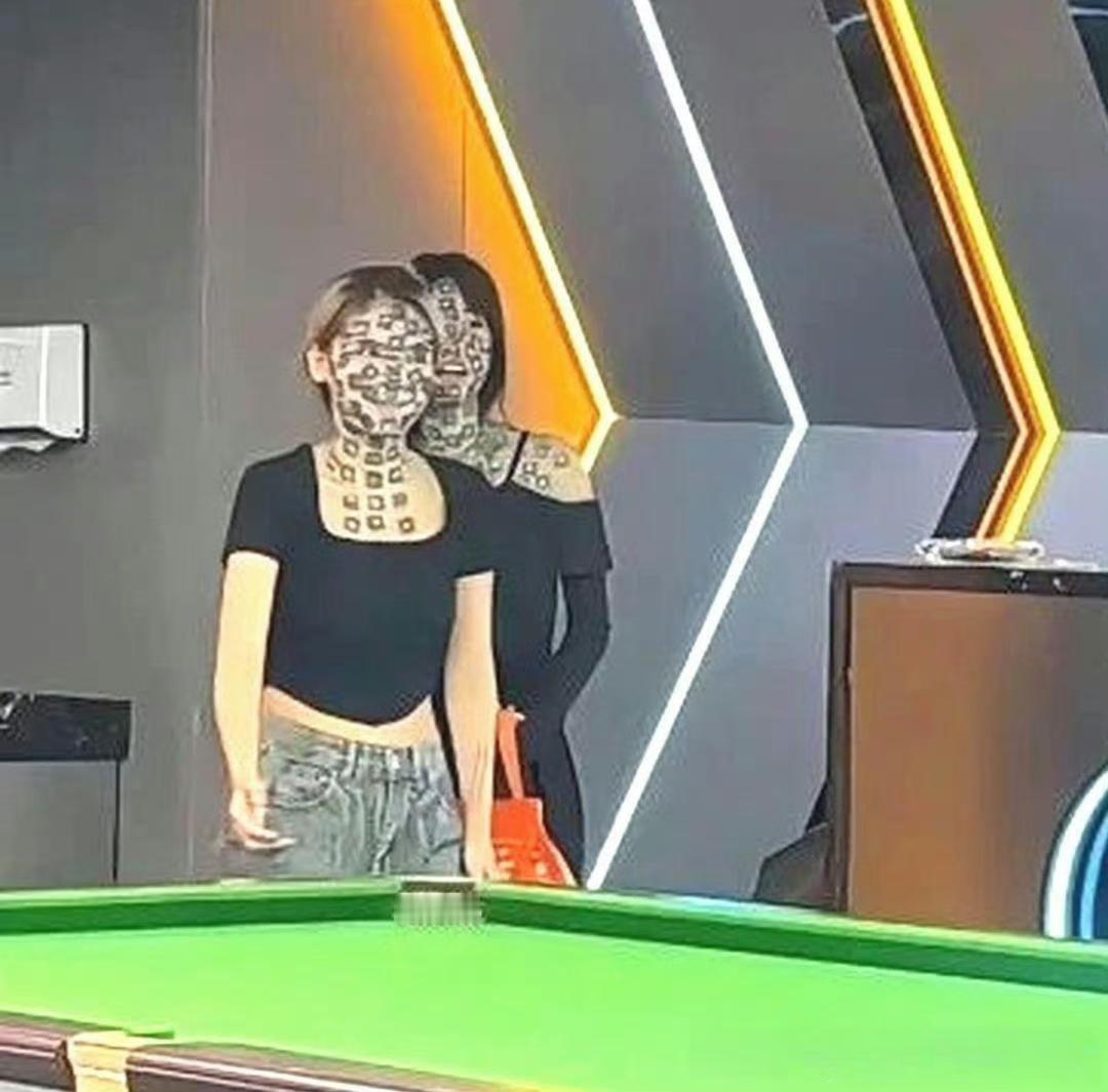 吓我一跳我以为是纹身呢，原来是菜啊。