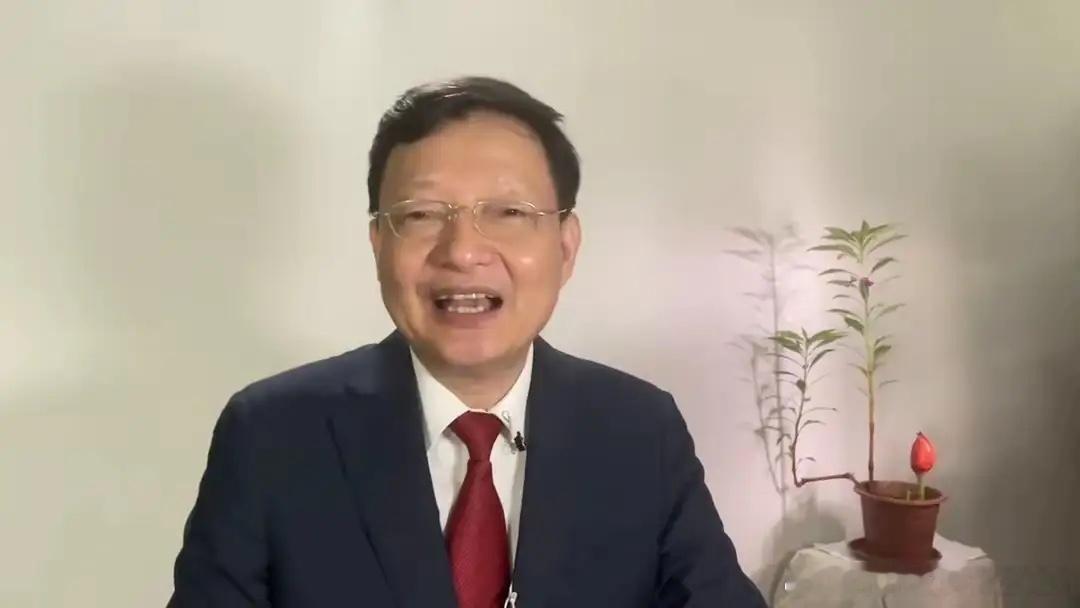 半斤八两！李大霄和任泽平都是财经界超级大网红，影响力也非常大。李大霄一句做好人买