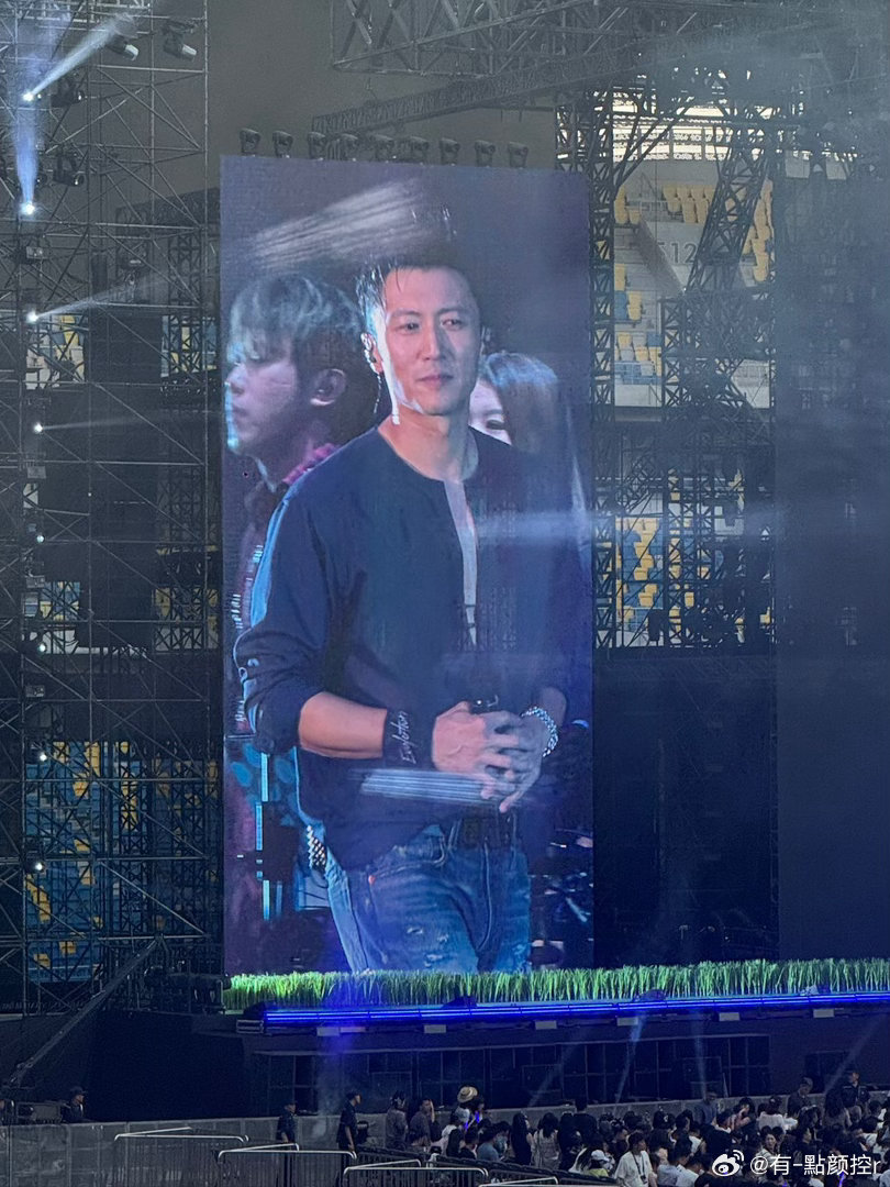 谢霆锋深V开到腰了 谁能躲过西安演唱会谢霆锋这件深V战袍！全程不换装只靠一套深V