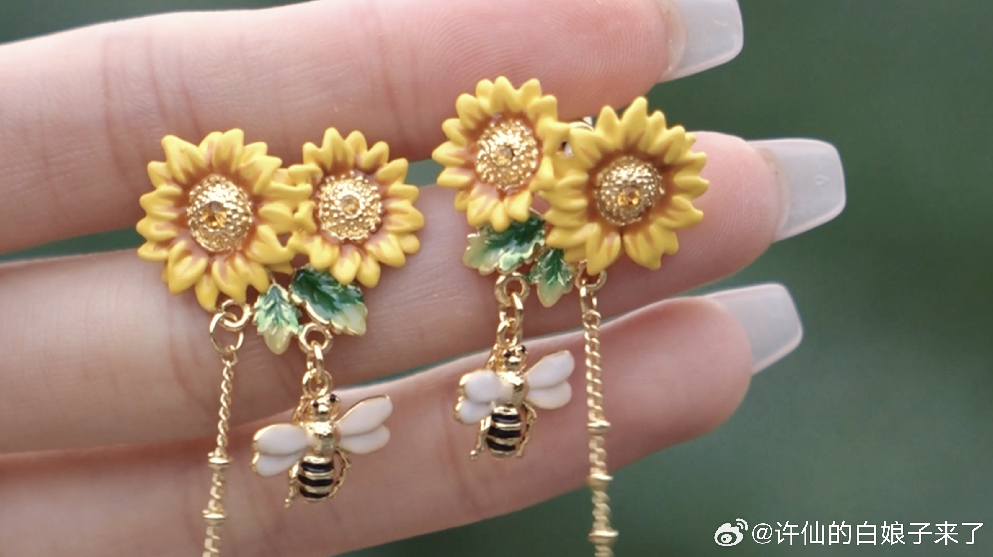 通勤党也能get的百元宫廷美学姑娘们把传统非遗珐琅做了改良，去掉厚重感，做得更日