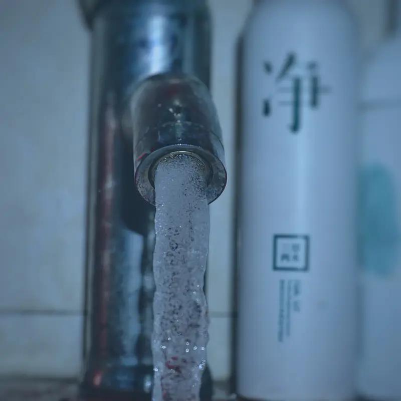 80岁大爷路上被塞传单推销，上厕所都被围堵盯梢，无奈花1000元买下净水器，拿回