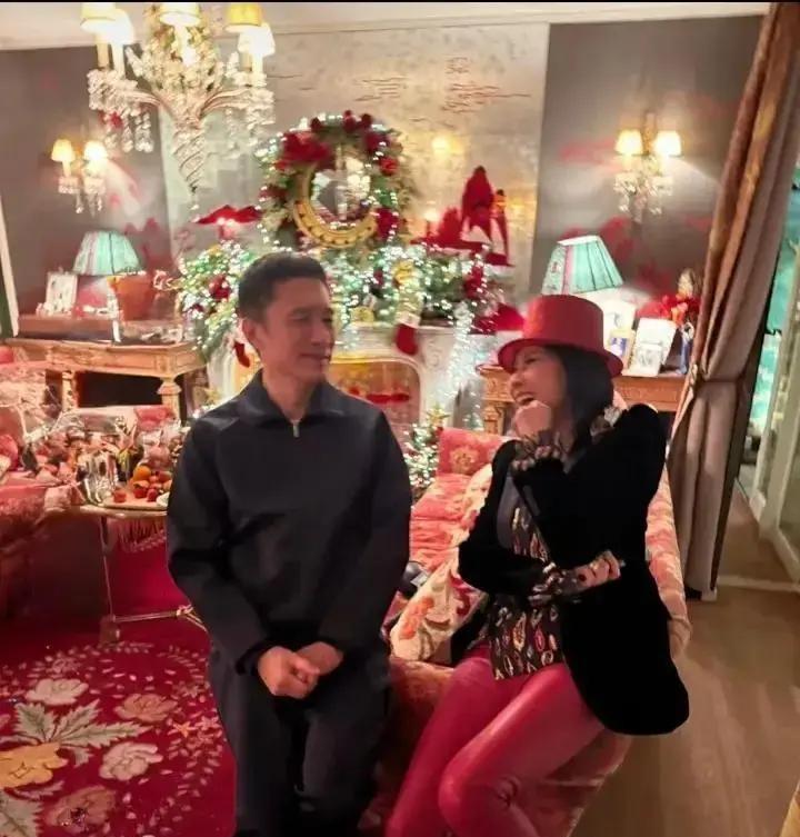 当王菲素颜提着一瓶酒走进刘嘉玲家，整个娱乐圈的社交面具瞬间碎裂。
你看到的不是红