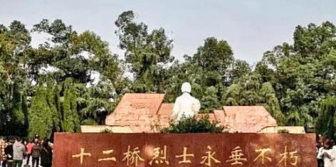 1949年，毛人凤下令处死朱君友。朱君友坦然赴死，却发现枪决他的2名特务，朝他频