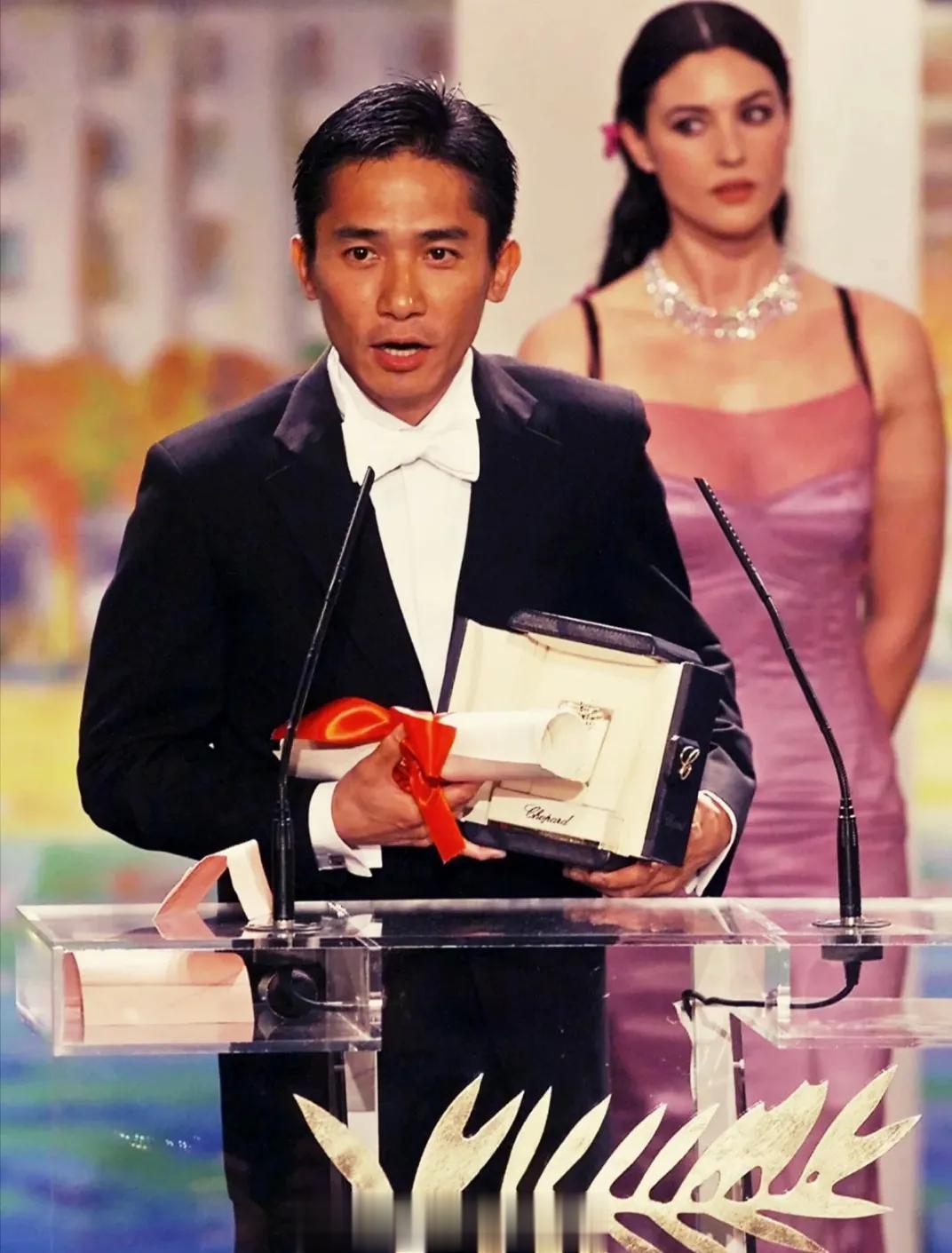 2000年，法国。戛纳电影节，莫妮卡·贝鲁奇为梁朝伟颁发“最佳影帝”奖。[鲜花]