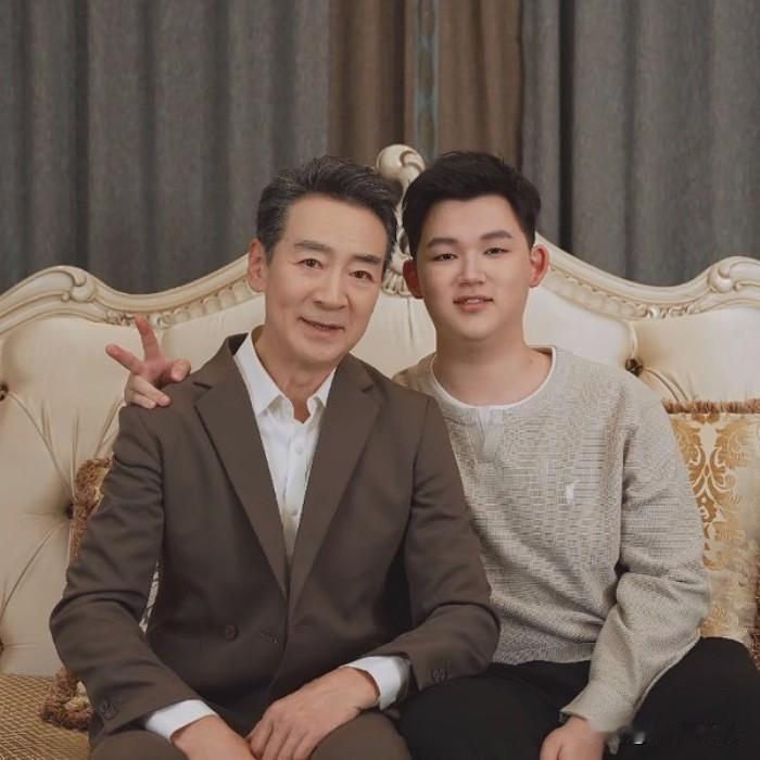 12月30日，71岁寇振海发文称，因年龄差被18岁儿子嫌弃，面对儿子常常哑口无言