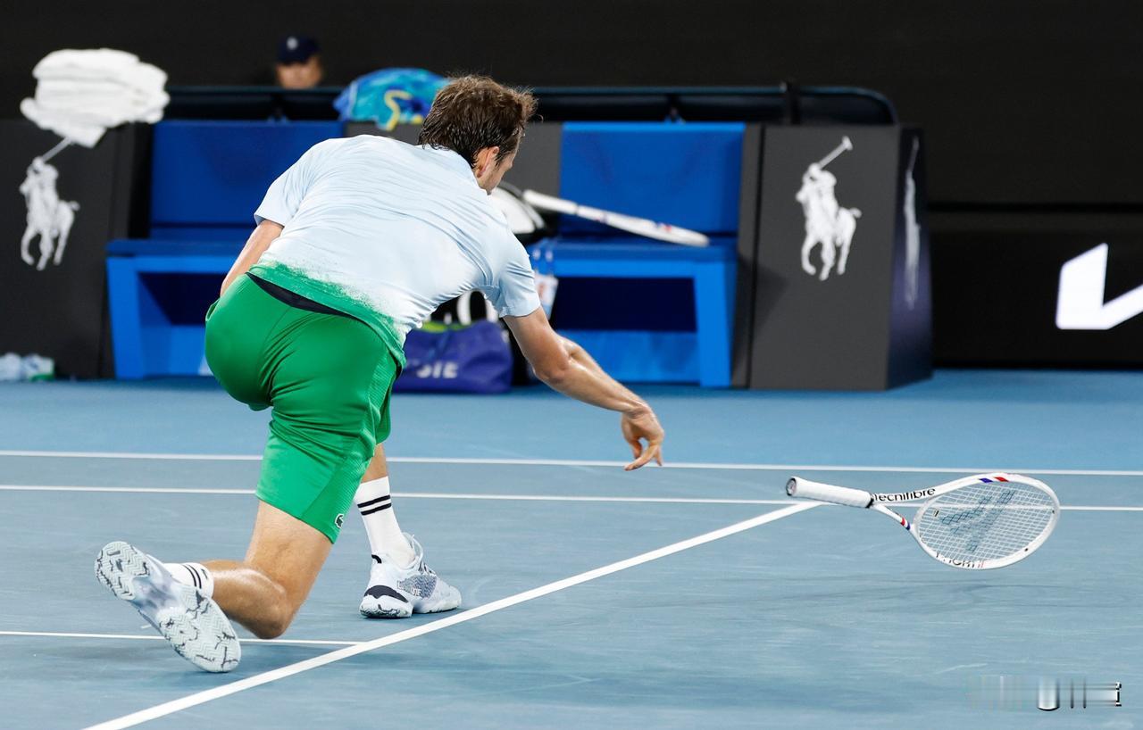 个人评选今年大满贯TOP10之五
今年澳网男单第二轮，“贵为”男单卫冕亚军的梅德