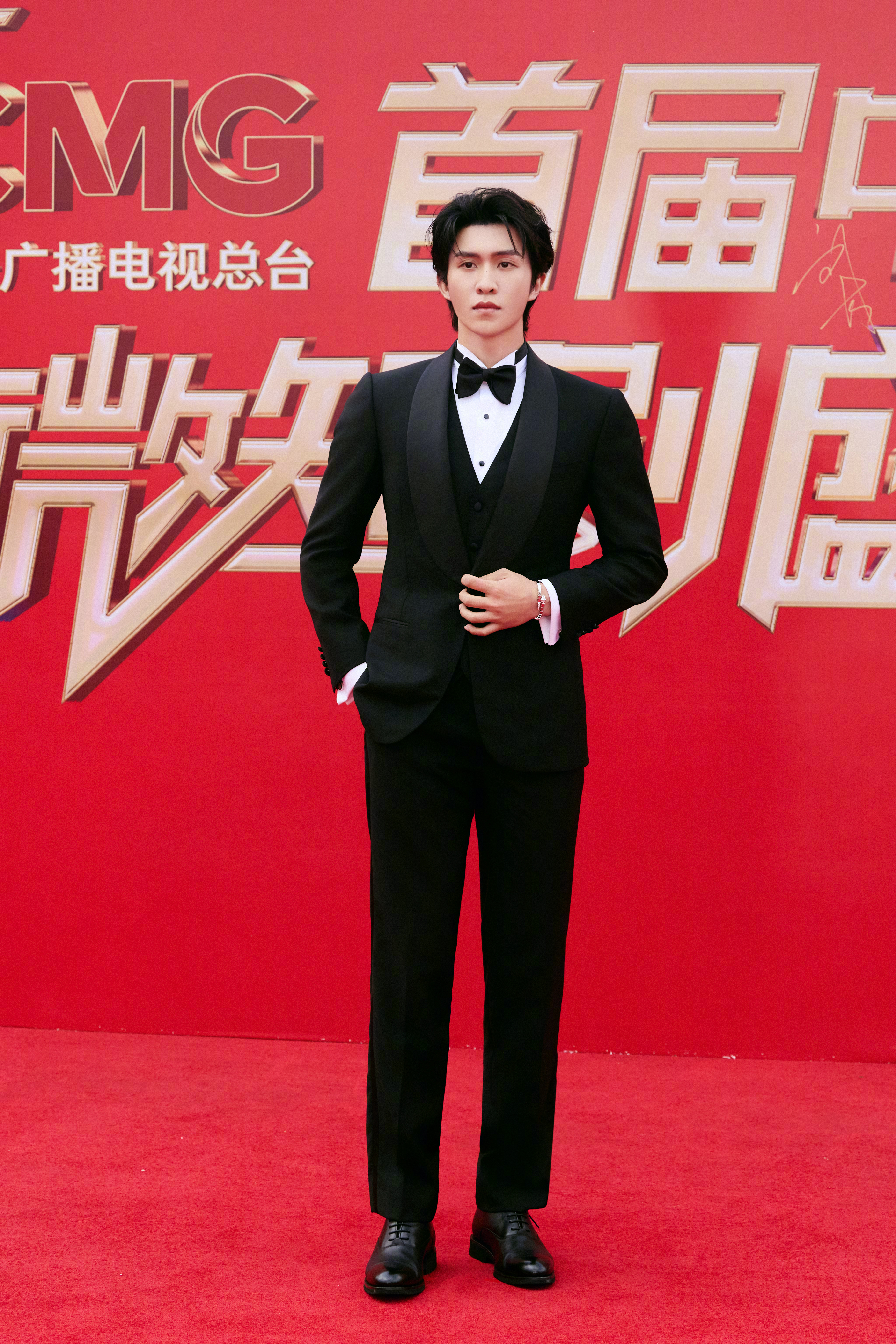 建议张集骏把西装焊身上 看到张集骏才知道什么是适合穿西装的男人。张集骏这一次亮相