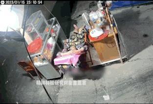 给路边摆摊的老奶奶一个汽油弹 ​​​