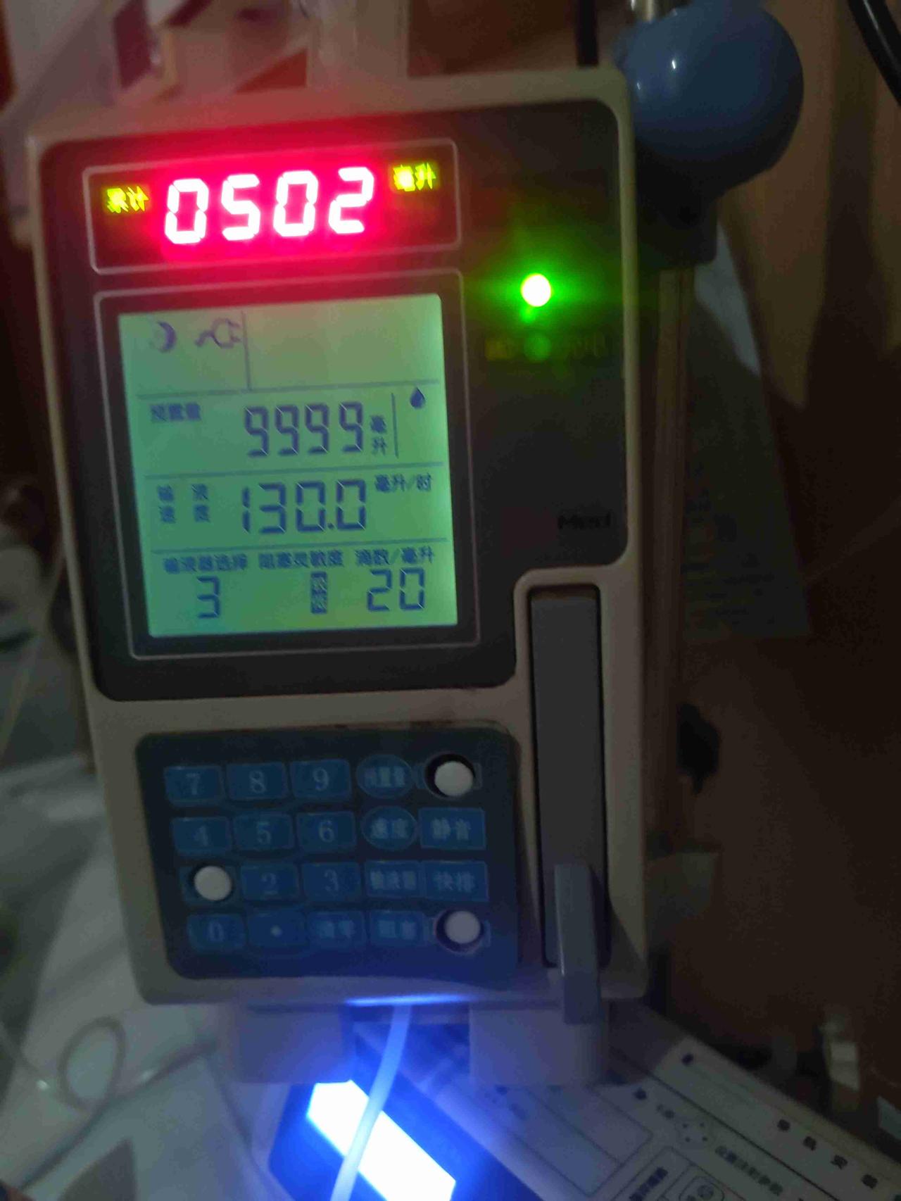 74岁，躺在病床上，脑子里那颗瘤子，医生说位置太险，动不了刀。

每天就是输液，