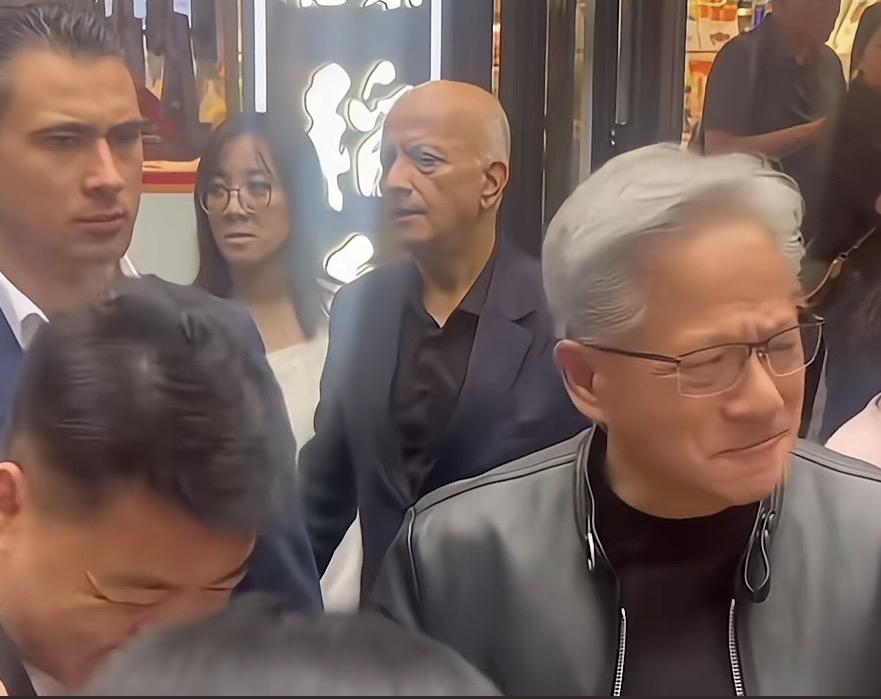 黄仁勋被豆汁酸出表情包了，赶紧用蜜雪冰城找补一下！[捂脸][捂脸][捂脸]

果
