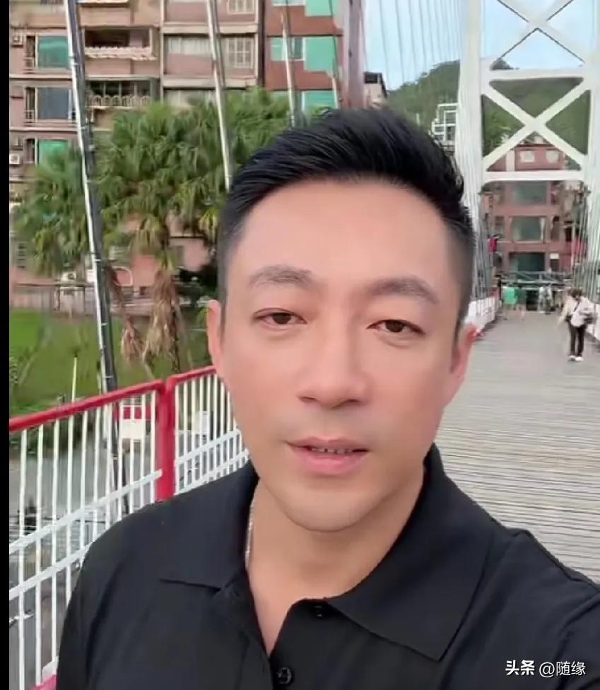 没错，果然是亲爸!
一家人开开心心逛夜市吃美食，汪小菲给孩子们买了好多好吃的。和