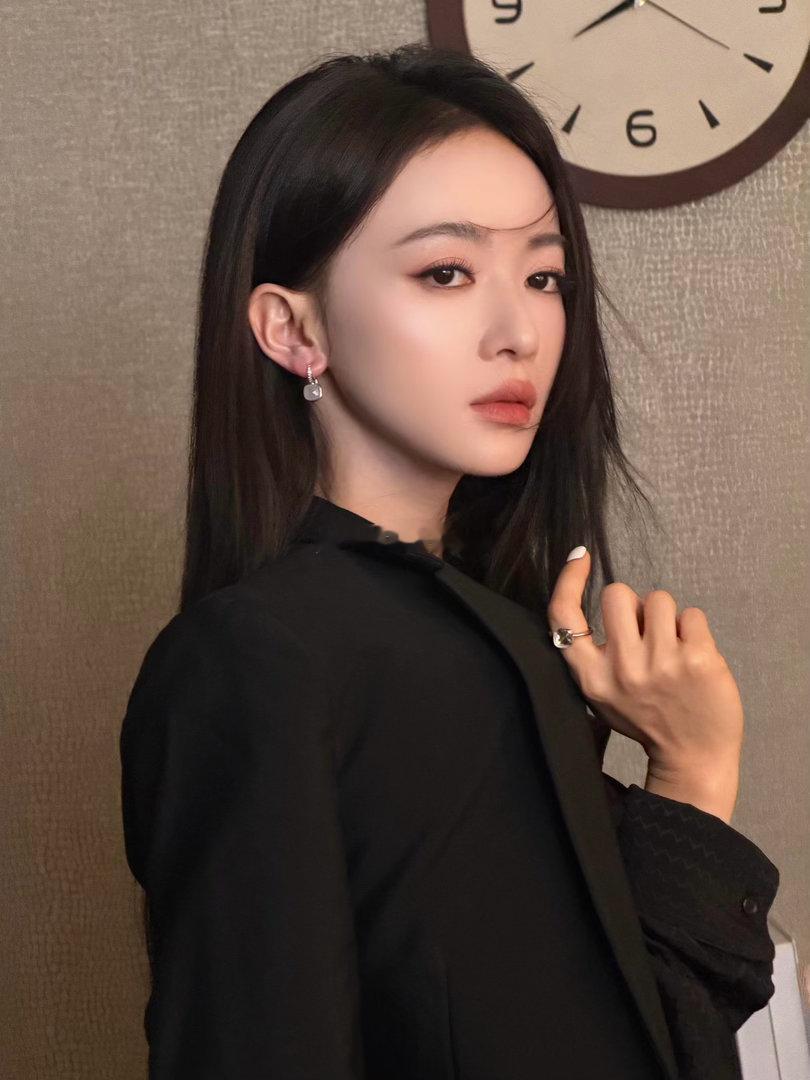 吴谨言音乐一响气场全开御廷谣线下现场持续出圈！音乐奏响，吴谨言迅速进入状态。自信