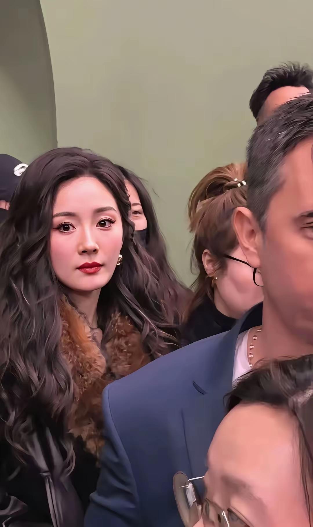 这是杨幂吧，我没看错？
这哪里像40多岁的女人呀？
说她18岁我都信！
感觉她脸