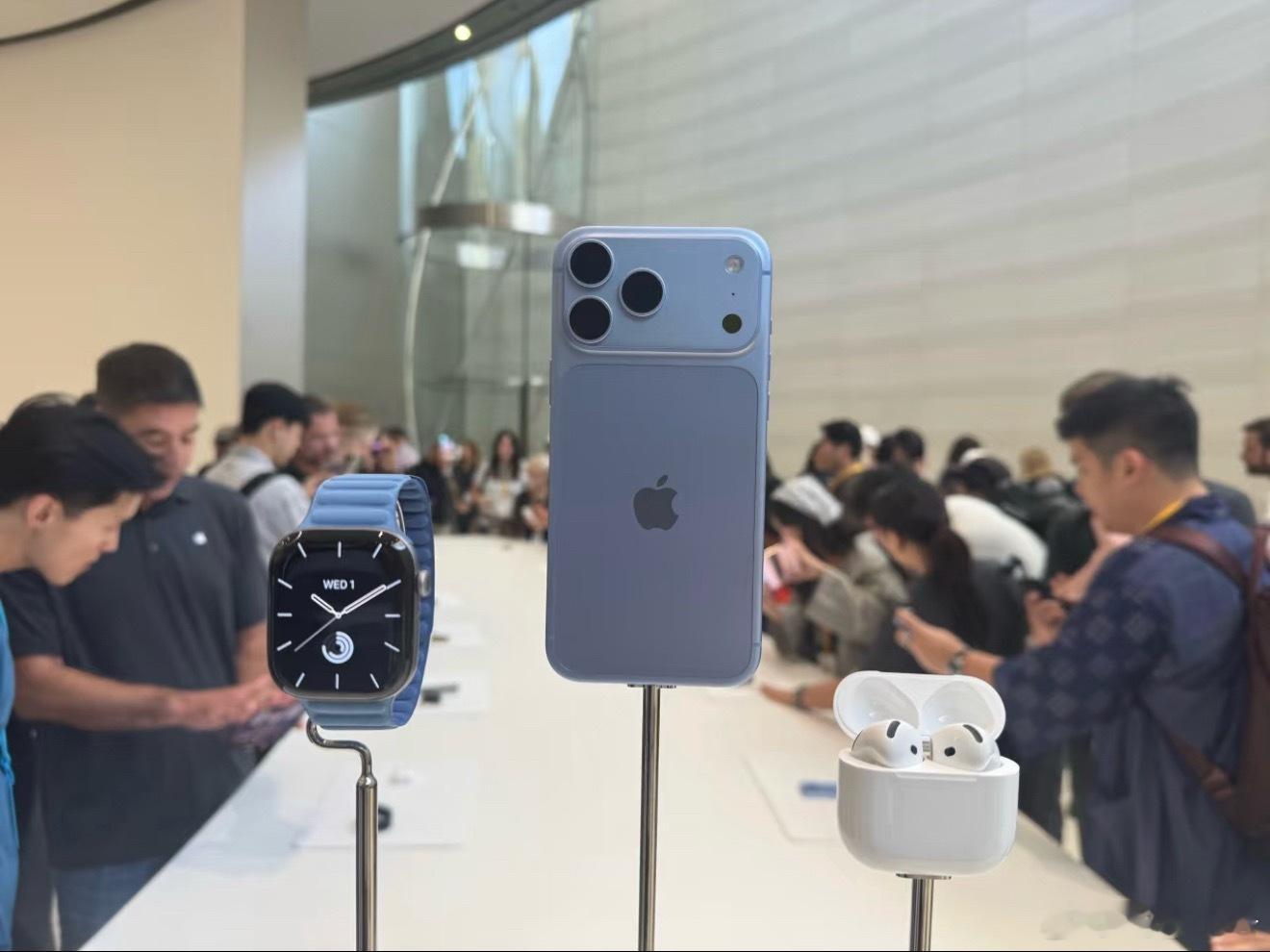 iPhone18Pro颜色真机看起来还是得买银色，和官网图比起来色差太大了 ​​