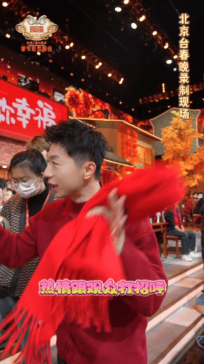 马龙变乖乖龙 龙队真的是太可爱啦，在台下直接就变成乖乖龙了，认真对台本，看节目也