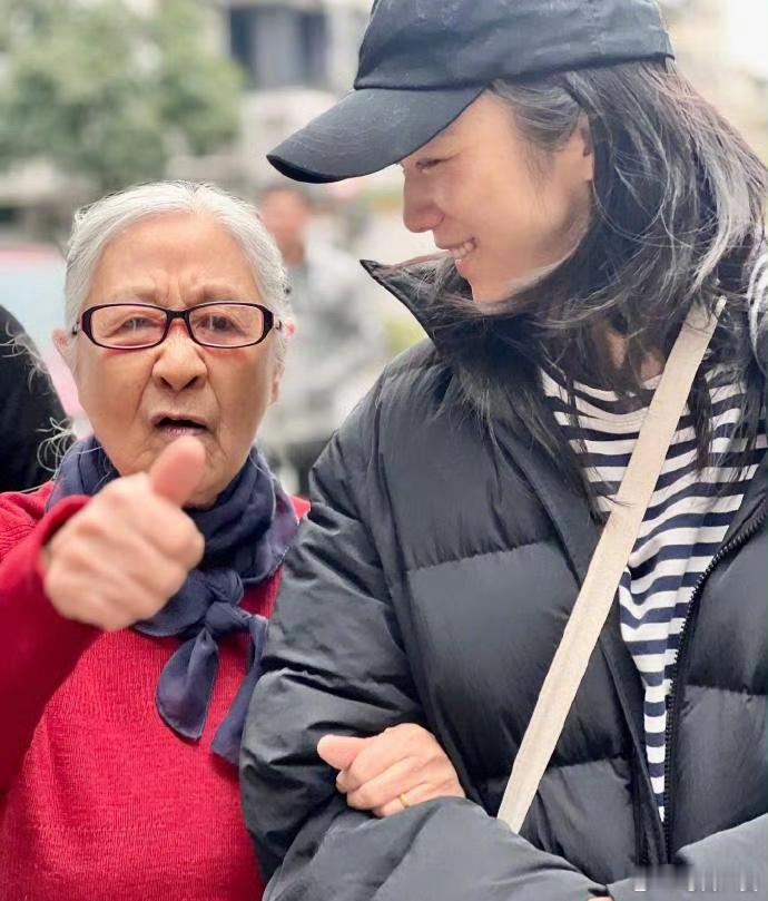 汤唯带老公女儿回母校 汤唯带老公女儿回母校看望自己的小学老师。小姐姐真的是一个人