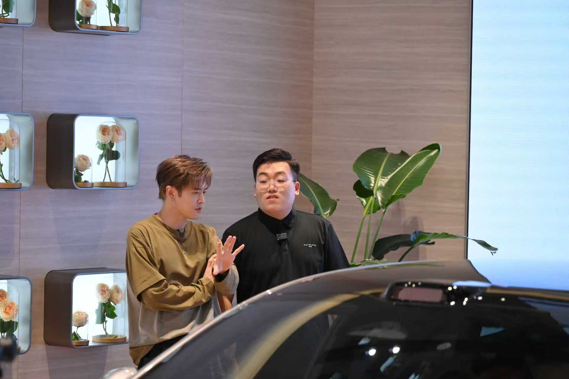 付辛博说想来一场自驾游台上赶演出，片场赶通告，付辛博的日常节奏显然慢不下来。但提