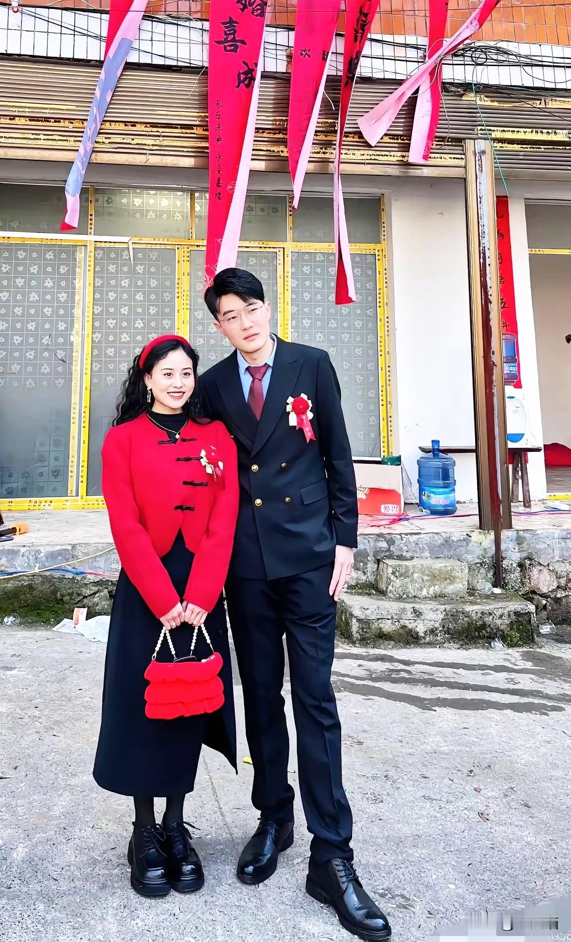 昨天参加的这场婚礼，
简直颠覆了我对“结婚排场”的认知！
新郎是公务员，新娘是重