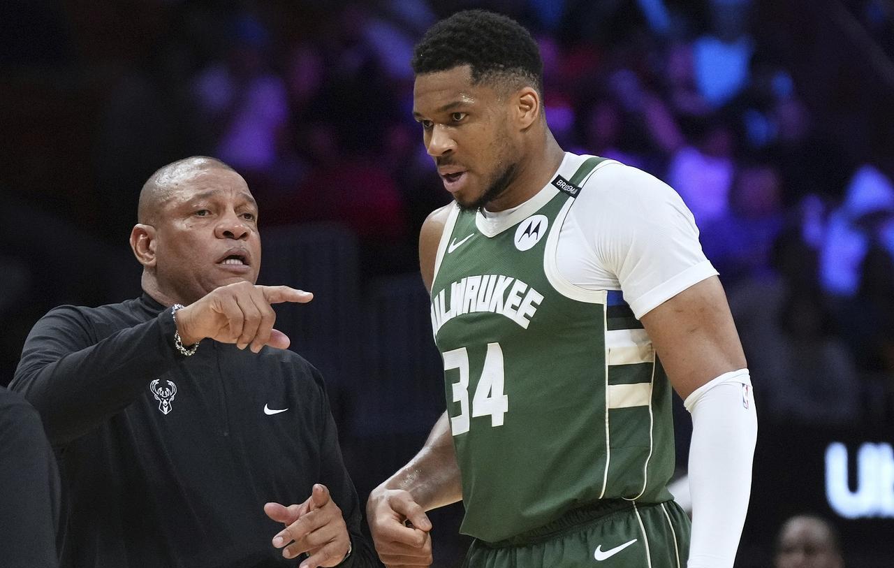 密尔沃基把所有筹码推上了牌桌。
除了字母哥，整个更衣室没有一个人的名字是安全的。