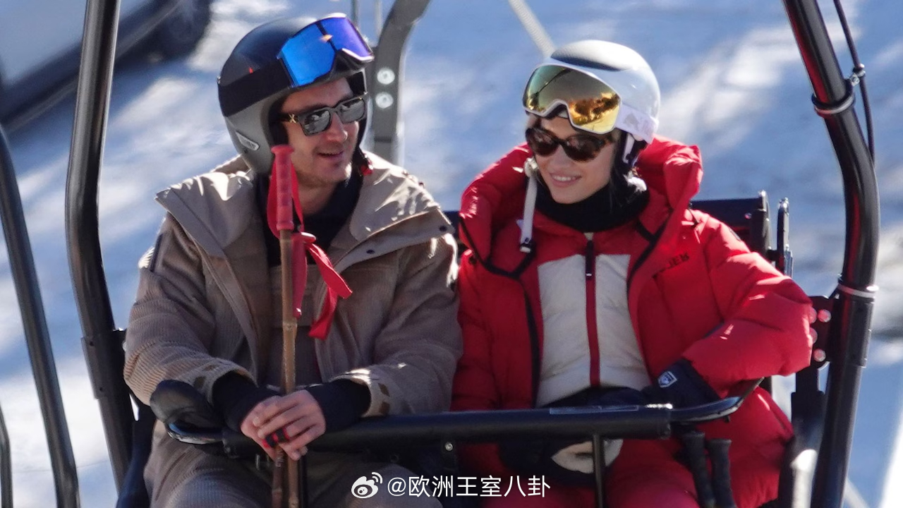 近日，摩纳哥卡洛琳公主次子皮埃尔一家在圣莫里茨滑雪度假 