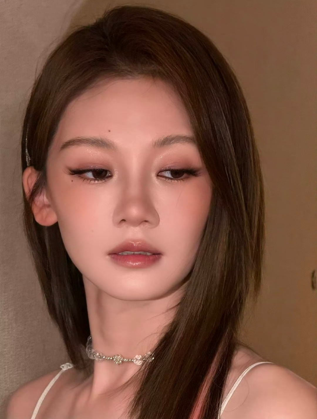 差点没认出苗苗换个妆感觉变了个人似的，虽然和她平时的风格不一样，但拥有这张脸怎么