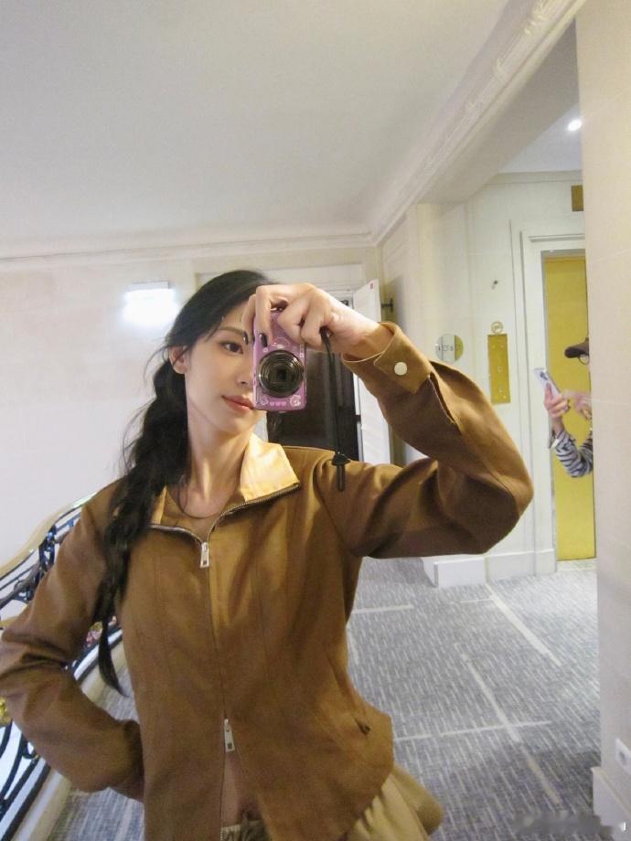 周也吃鸡腿九宫格，不同画面展现吃鸡腿的不同状态，周也吃鸡腿 live 传递出即时