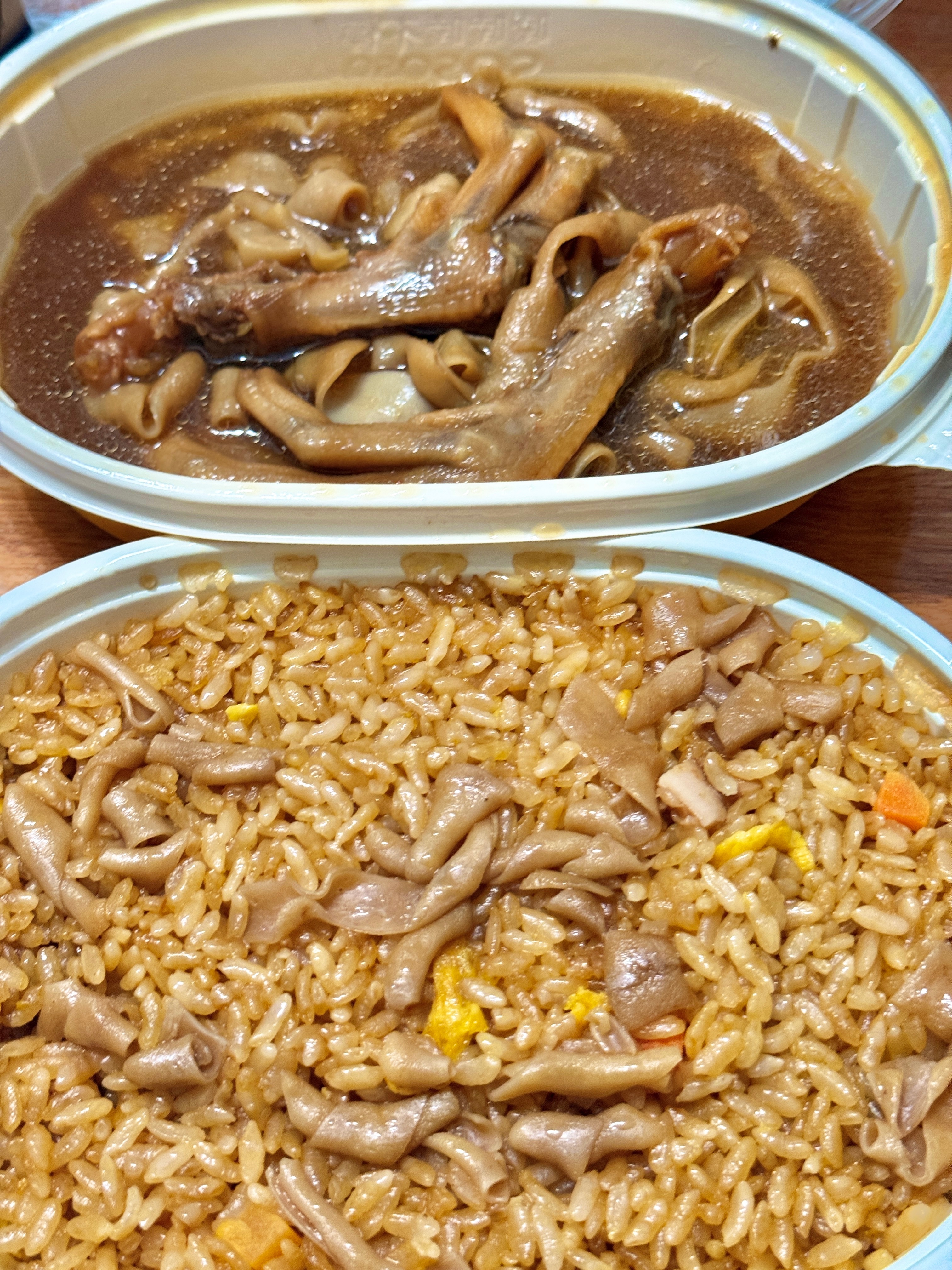 又累又饿的主播刚才点了一个鸭肠炒饭，还有鸭掌和鸭肠，吃完了。觉得鸭掌还挺好吃的，