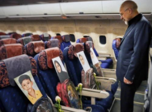 伊朗这手太绝了，飞往谈判地的专机上，代表团没带多余物品，而是在座位上整齐摆放着美